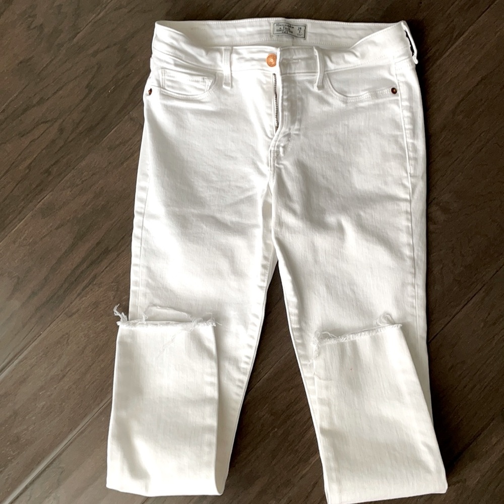 Size 26 white low rise ankle jeans